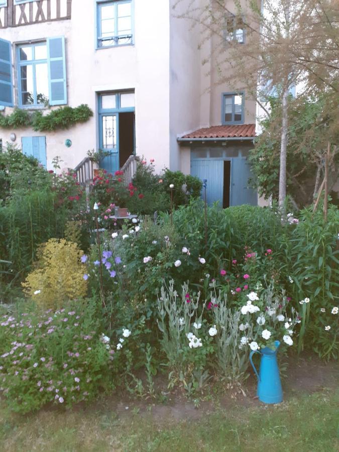 Chambre D Hote "Sous Le Clocher" Saint-Leonard-de-Noblat Exterior photo