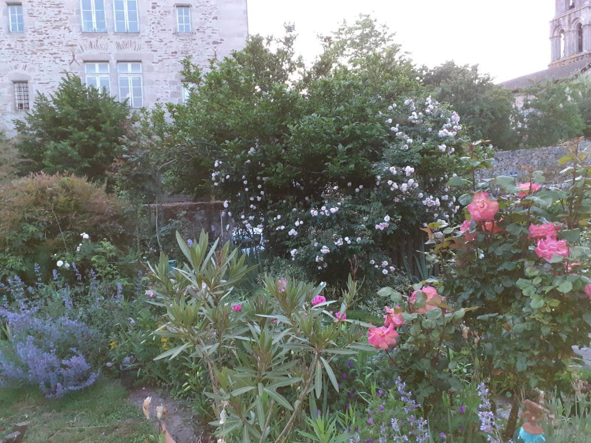 Chambre D Hote "Sous Le Clocher" Saint-Leonard-de-Noblat Exterior photo
